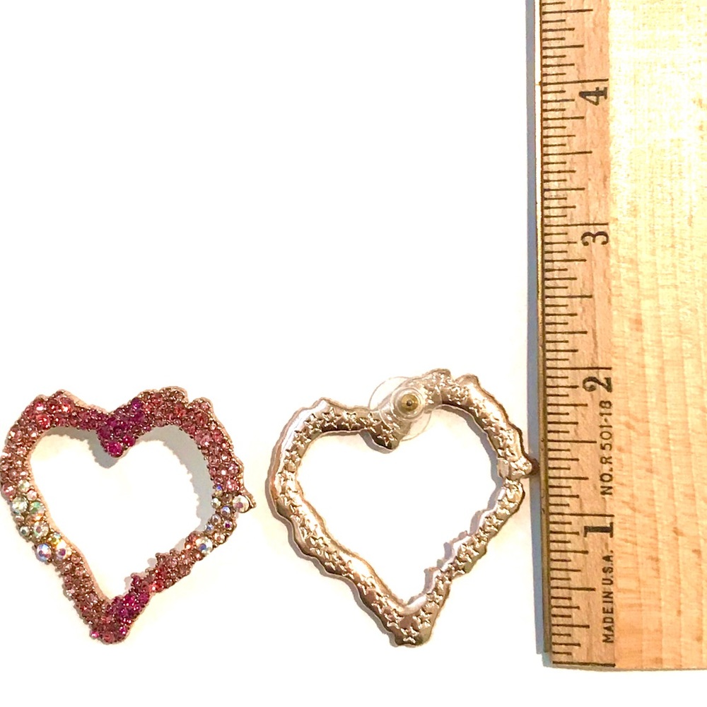 đź’—BETSEY JOHNSON Pink Crystal Heart Earrings NWT - Picture 4 of 4